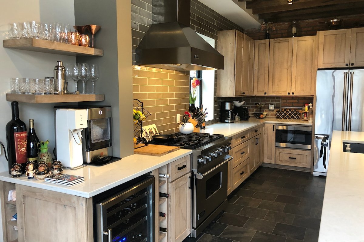 Large Home with Guesthouse in the Brewery District gallery image 3