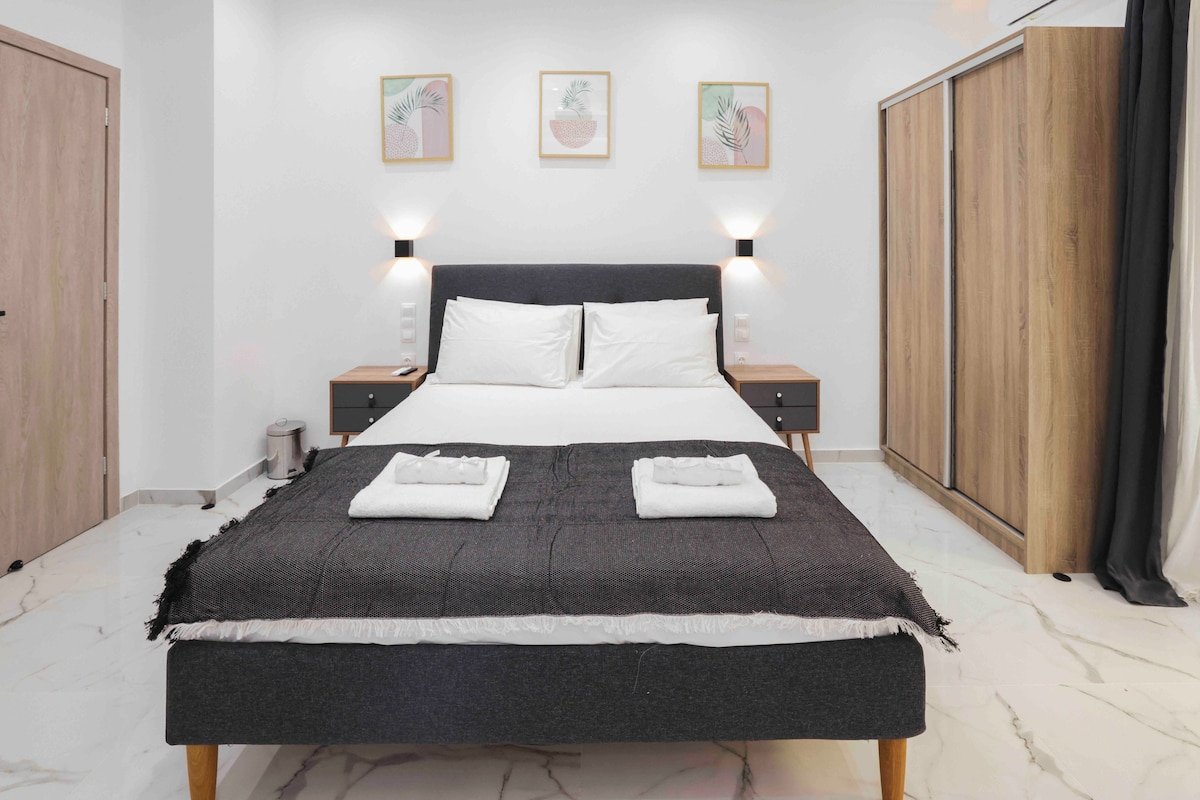 Plaka 3 bd jacuzzi mansion gallery image 2