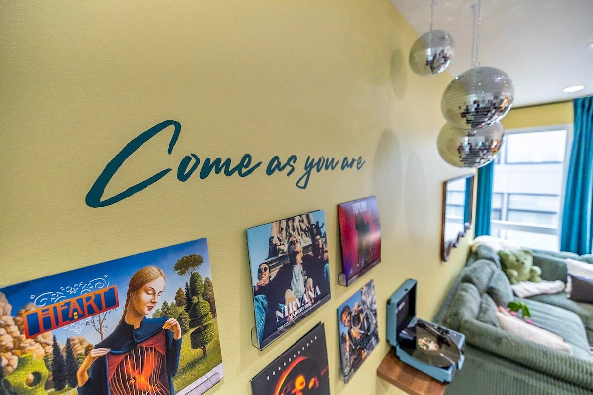 Rooftop Movie Theater | King Bed | Arcade | BBQ gallery image 4