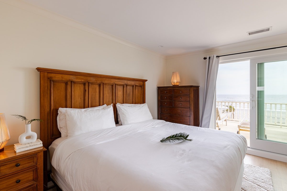 702 Ocean Blvd. ~ Oceanfront, 6 bd, pool, hot tub gallery image 3