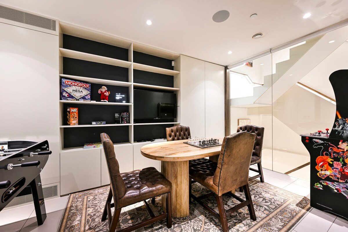 Luxe 3BR/4BA Home w/ Air Con Games 5min Selfridges gallery image 5
