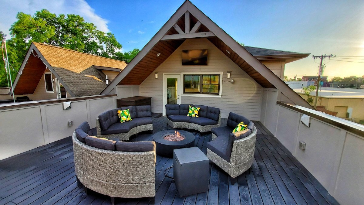 Rooftop Paradise – 1 Mile to Broadway – Sleeps 12 gallery image 2