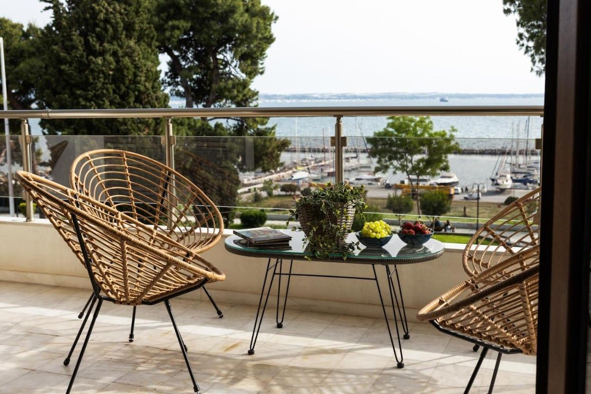 Champagne Sea View Apartment by BiNoBi! gallery image 3