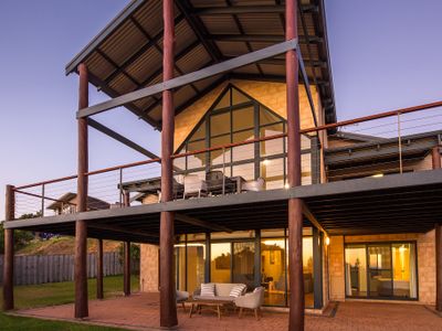 Bondys Beach House—Panoramic Beachside Living