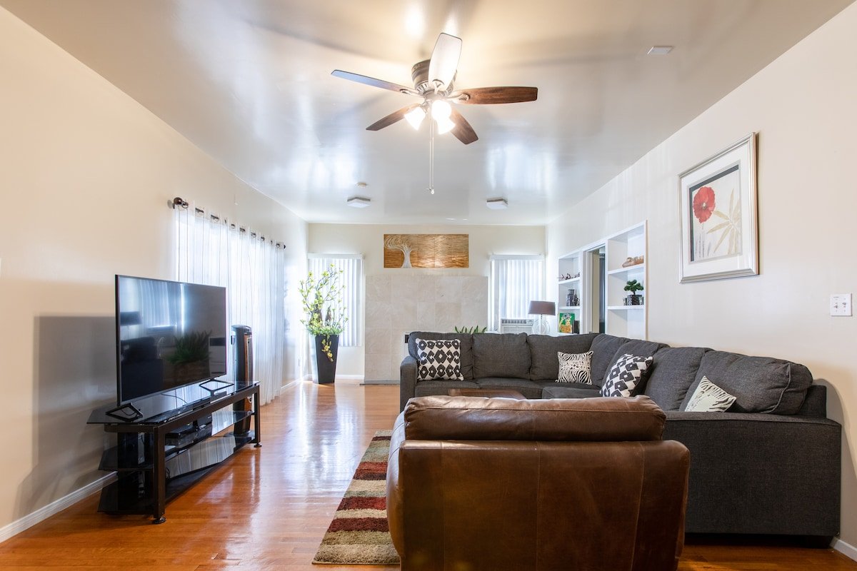 Comfortable Two Story House for Group Stay gallery image 3