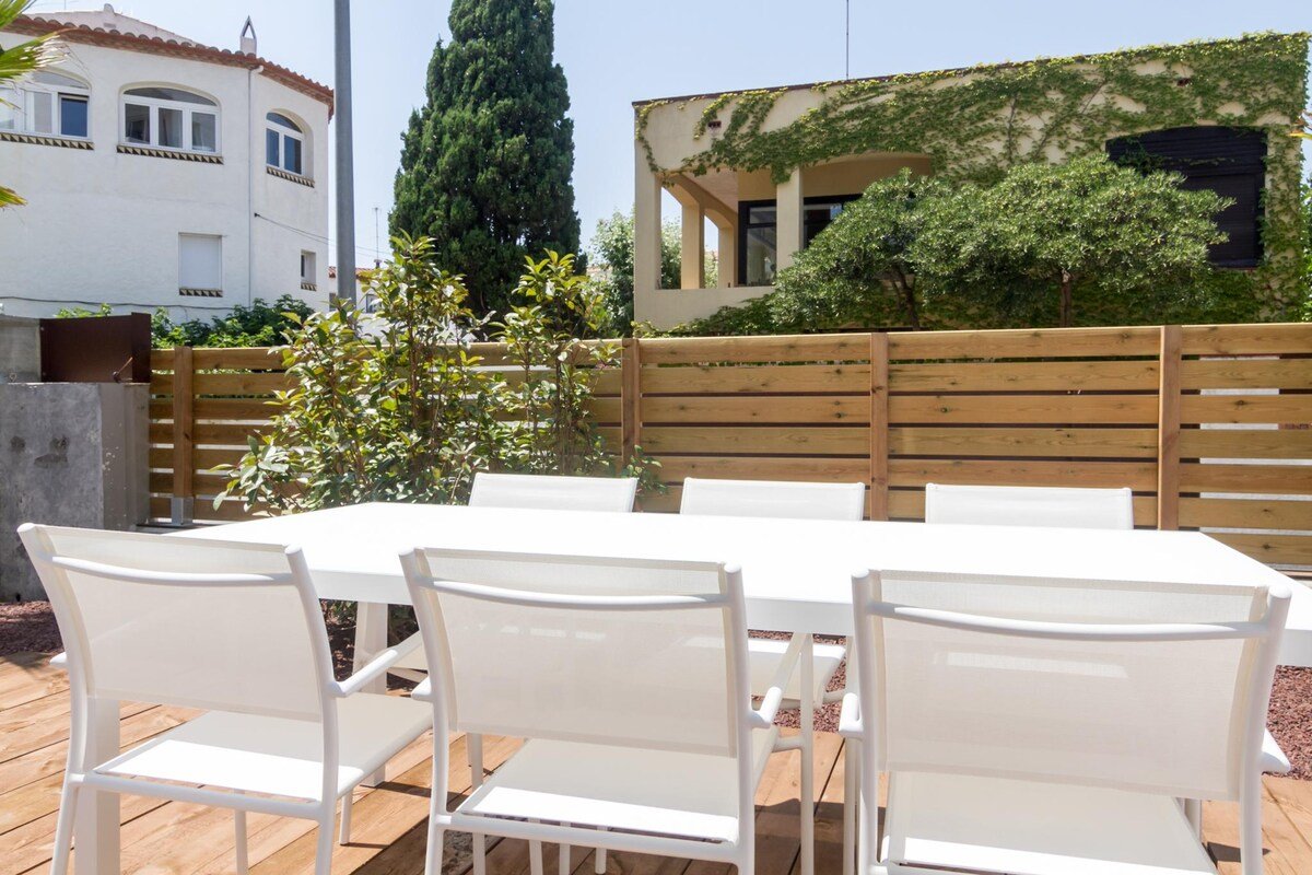 Apartment with private garden and communal jacuzzi gallery image 4