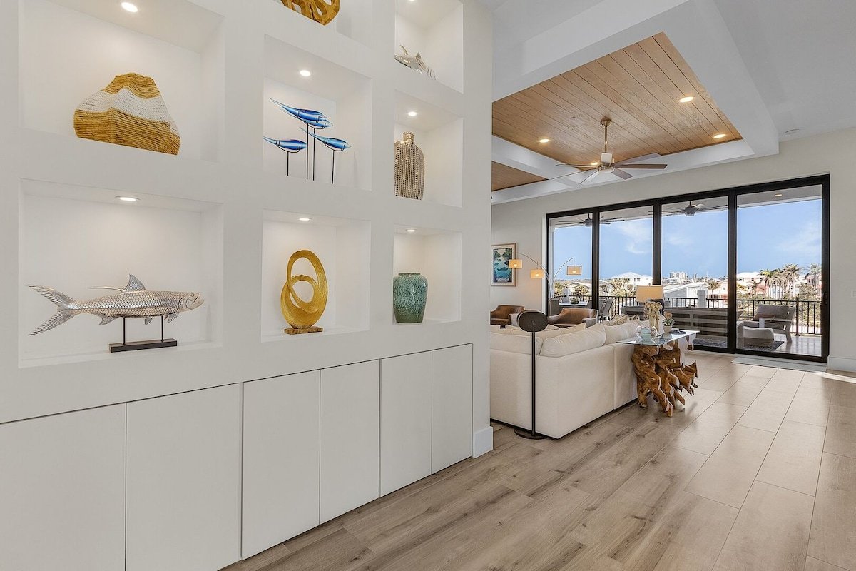 749 New Luxury 7BR Oasis w/ Dock, Pool & Gulf View gallery image 3