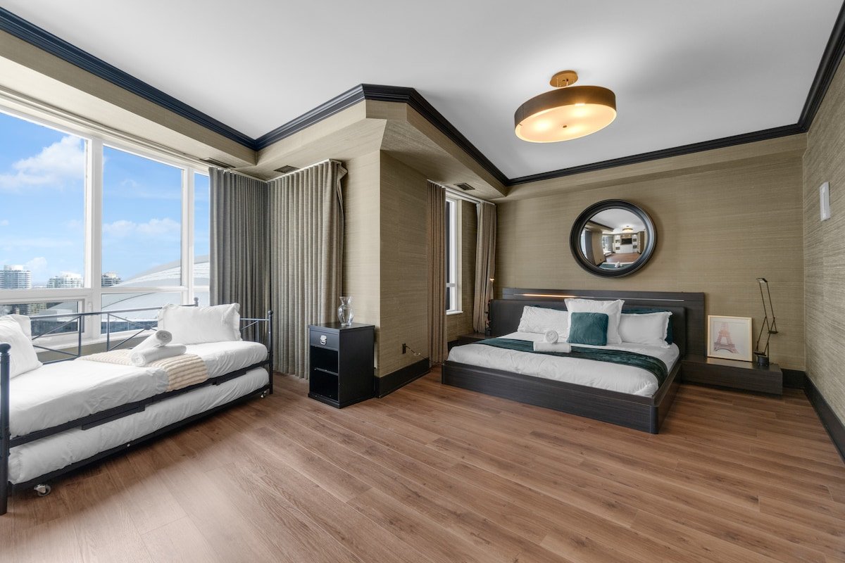 NEW! The Penthouse – CN Tower Views – 2100 sq.ft. gallery image 4