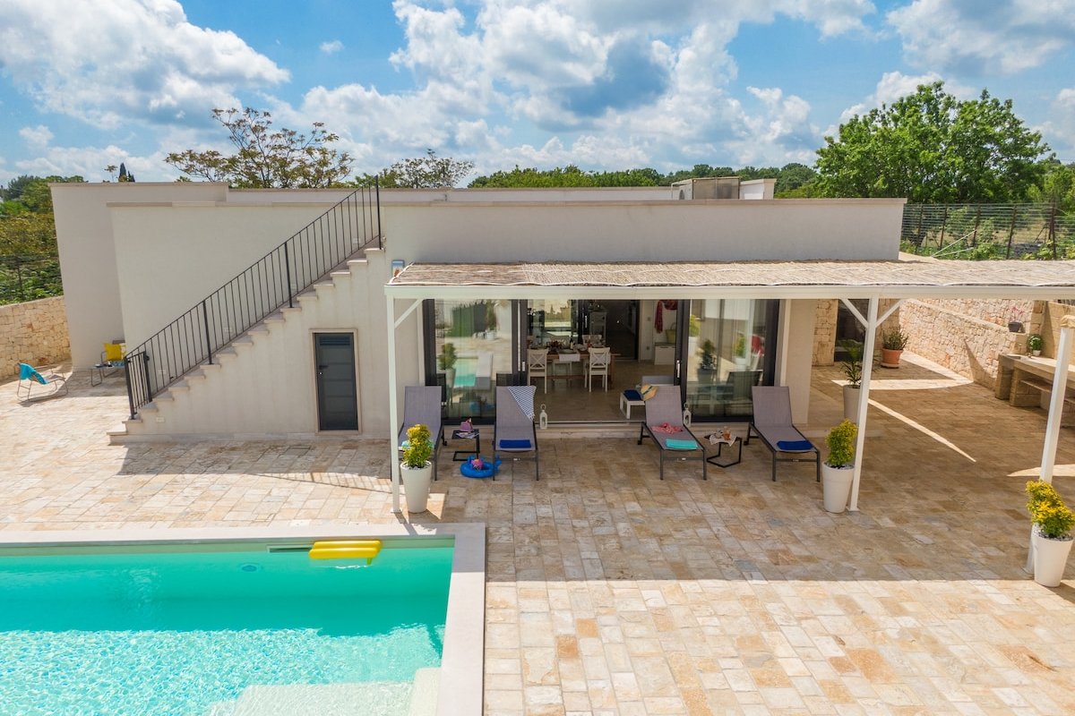 Spacious Ostuni 3 bed villa, pool, fenced & BBQ gallery image 4