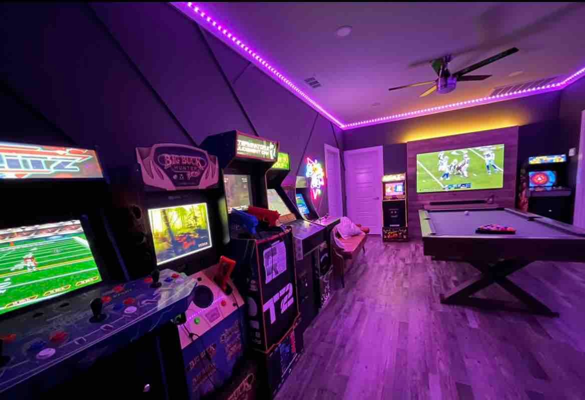Retroland! | Hot Tub + Pool | Arcade | 7 min Dtown