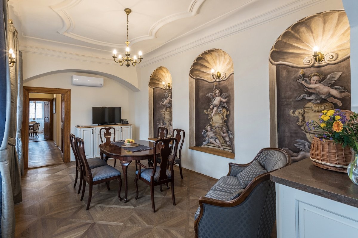 Luxury 3 Bedroom Apartment in historical centre gallery image 2