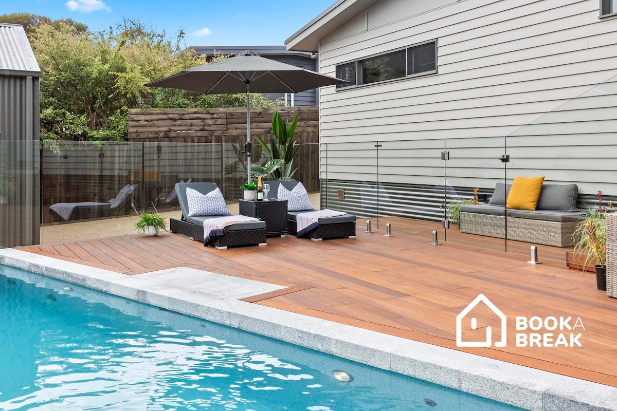 The Pelican – Stylish Poolside Oasis gallery image 3