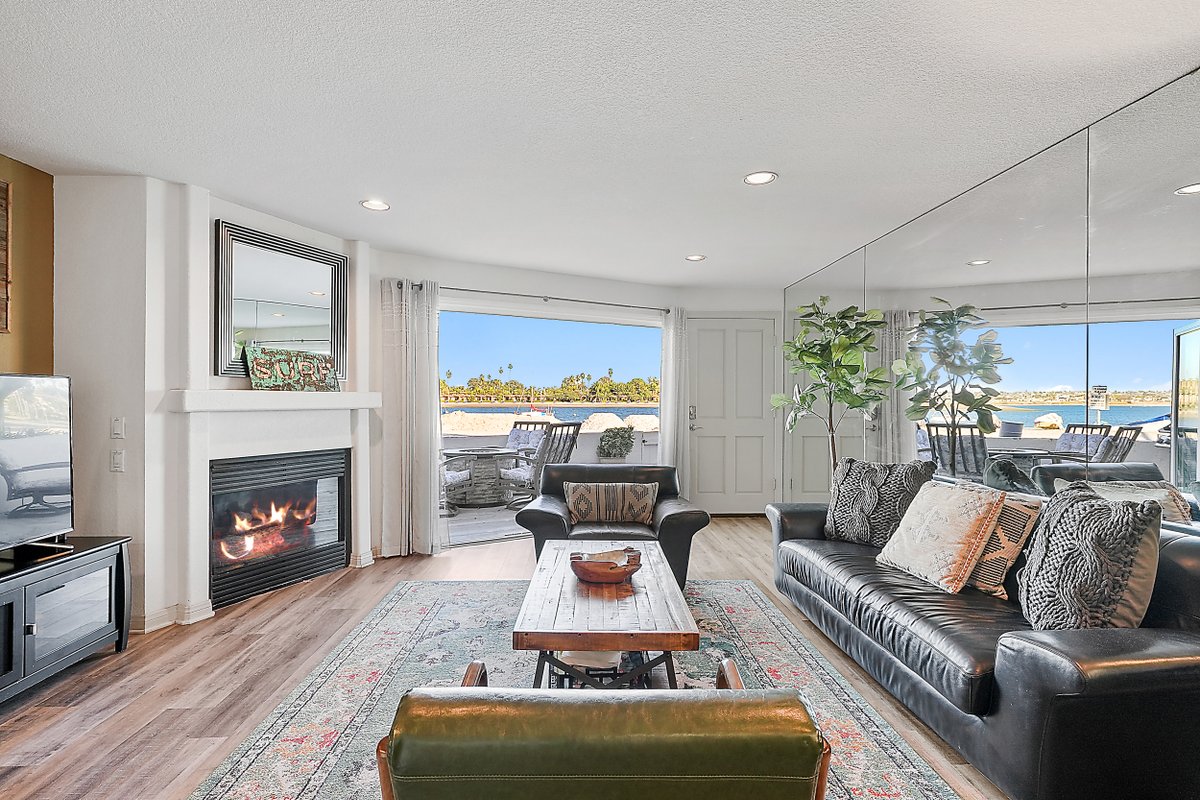 Waterfront Living: AC, Fire Pit, Outdoor Space