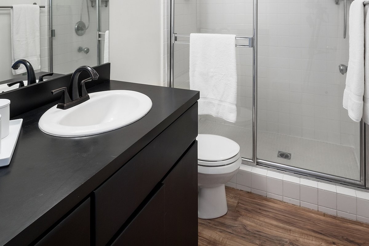 Architectural townhouse with parking 5min to beach gallery image 5