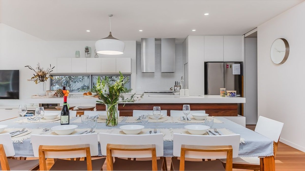 The Beach House -Nth Point Ave- Beachfront home gallery image 3