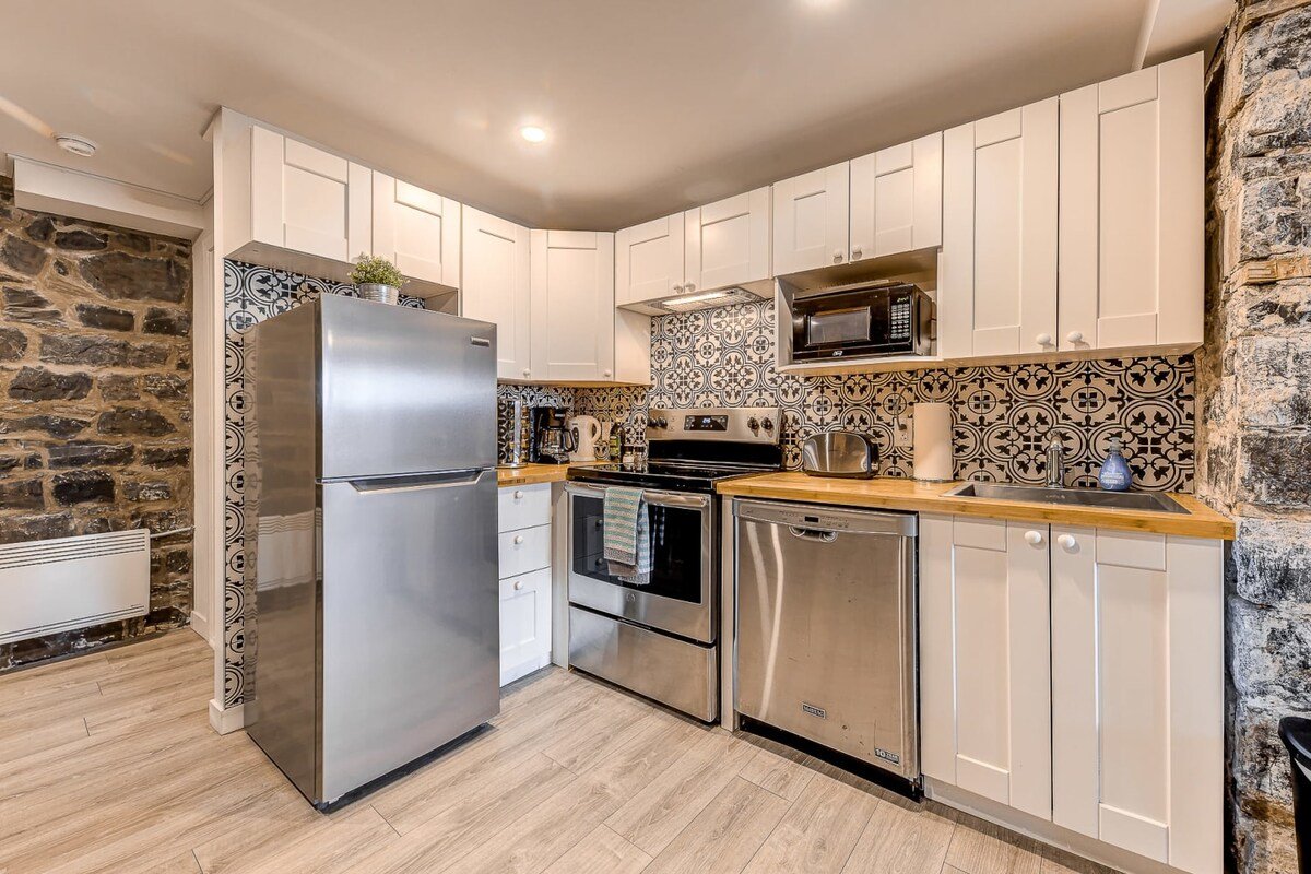 Modern Meets Rustic- 2 Bedroom in Old Quebec gallery image 5