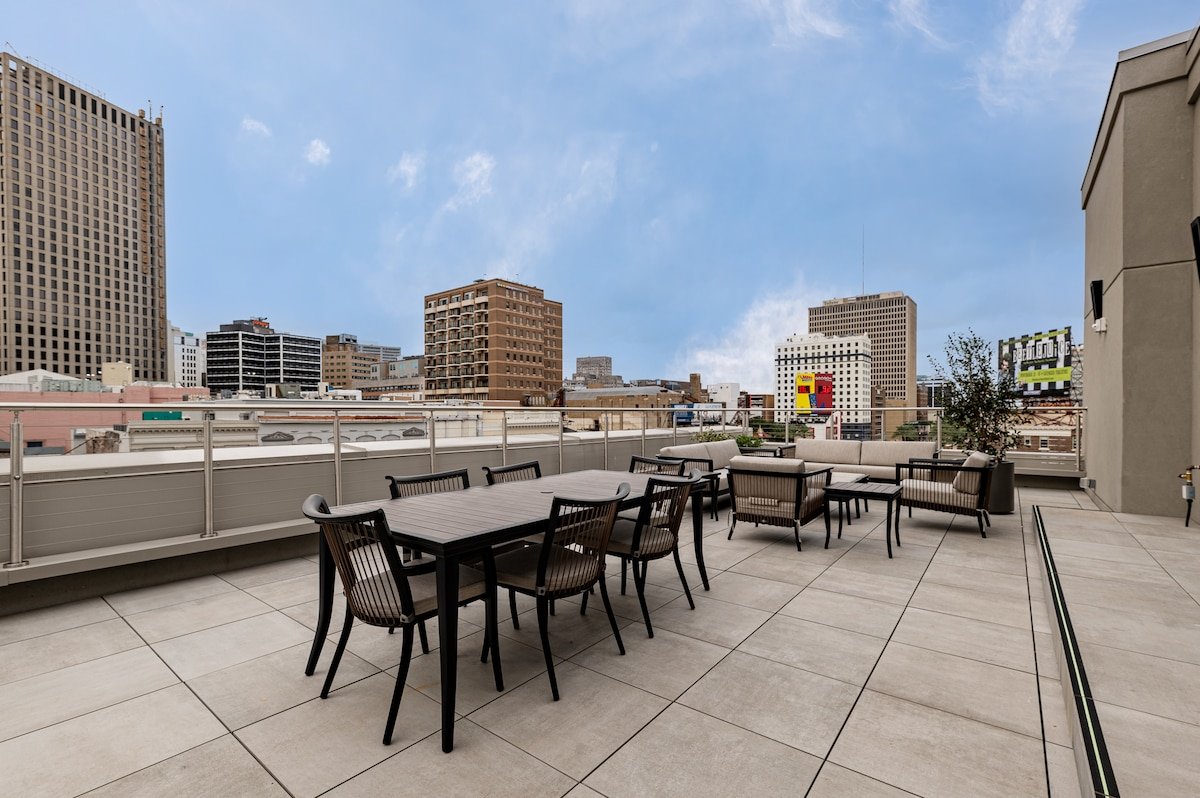 4BR Exclusive Downtown Penthouse | Mayfair Hotel gallery image 5