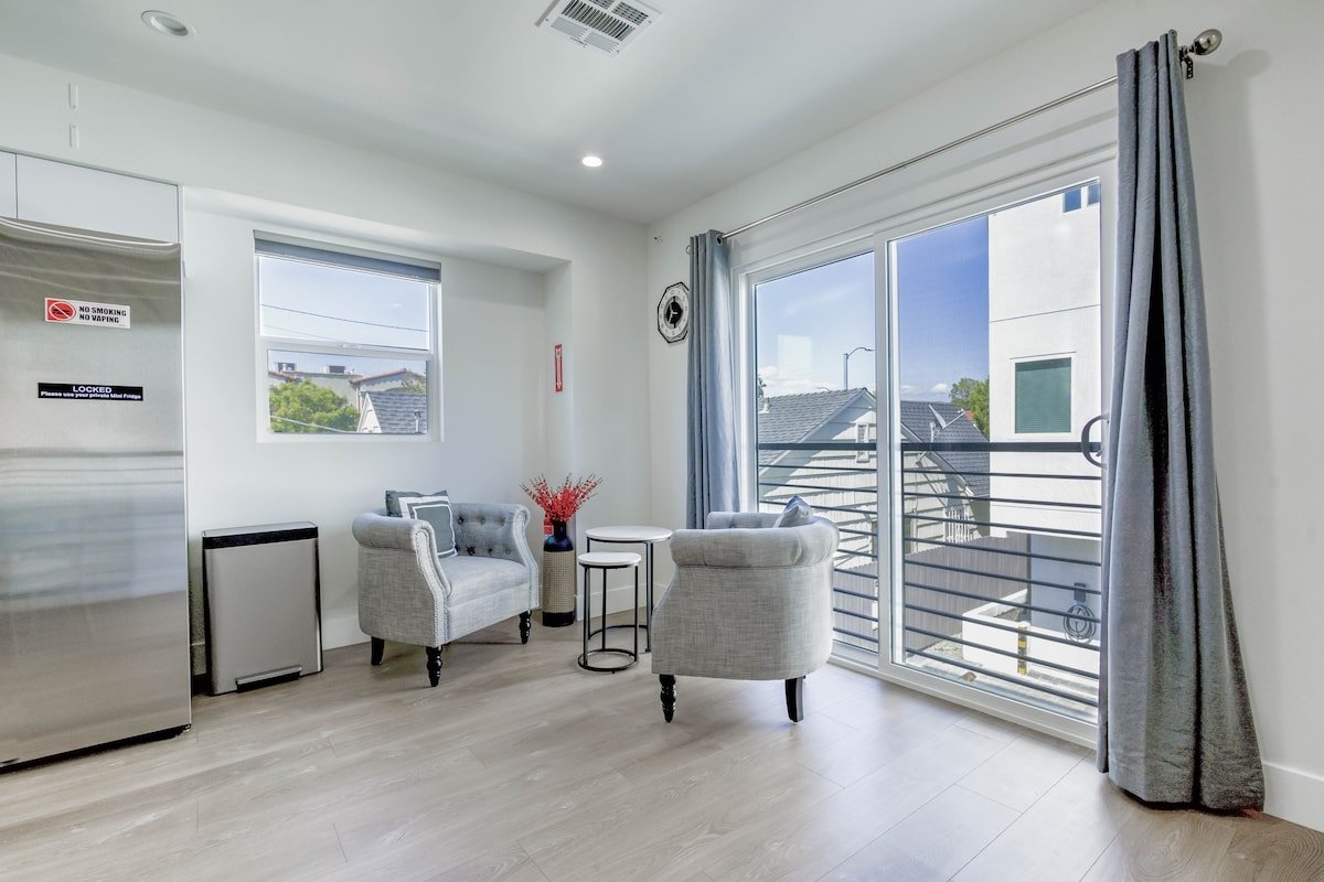 FB-Modern Apartments in Studio City 16 guests gallery image 2