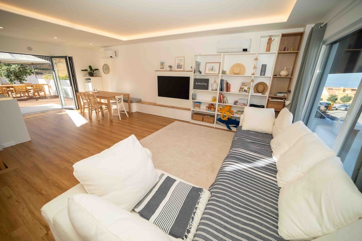 Villa with private garden & pool & sea view gallery image 4