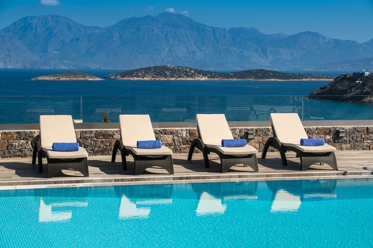 Villa Bellelen with a heated pool gallery image 4