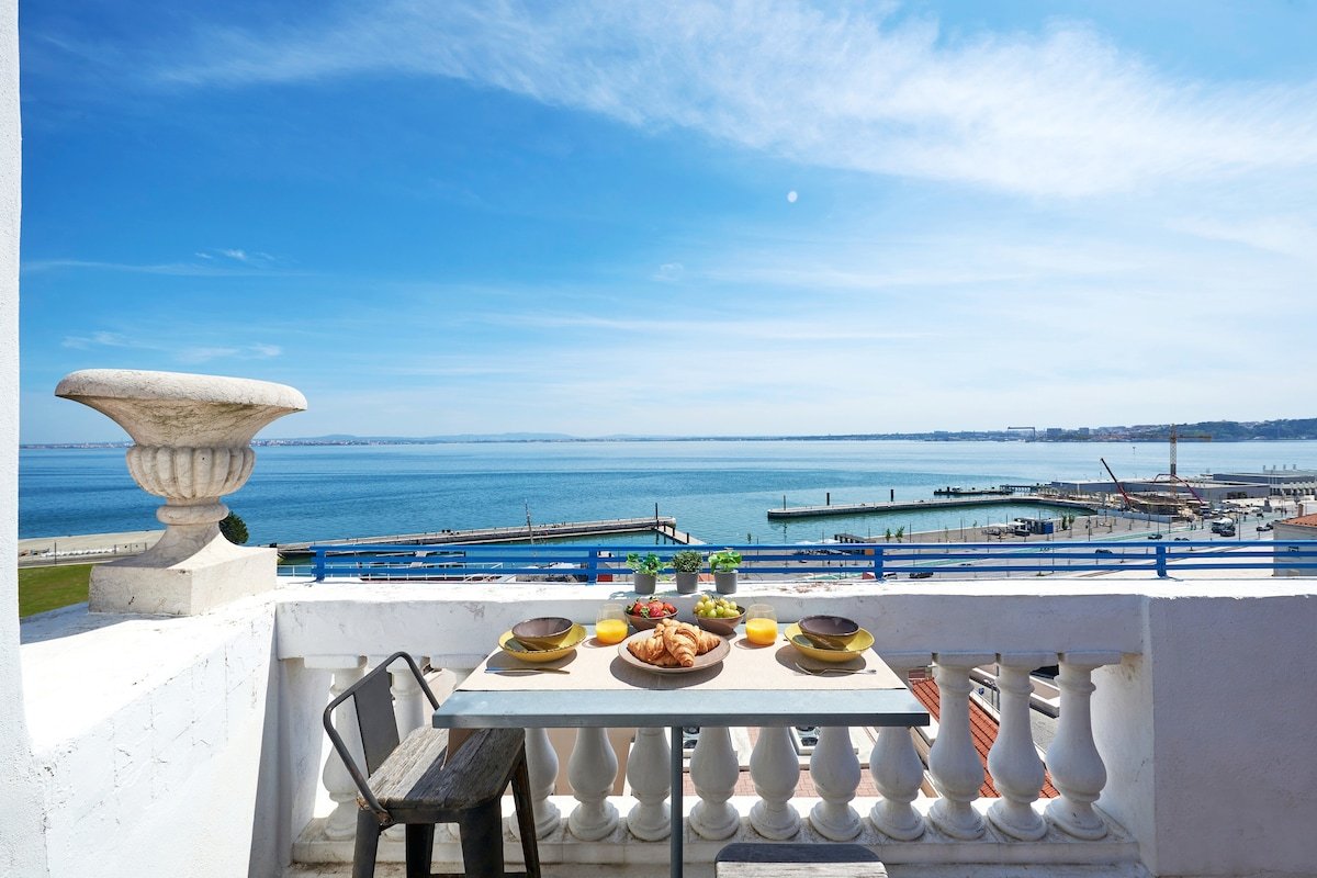 Fantastic penthouse w/ terrace & top 180ºRiverview gallery image 3