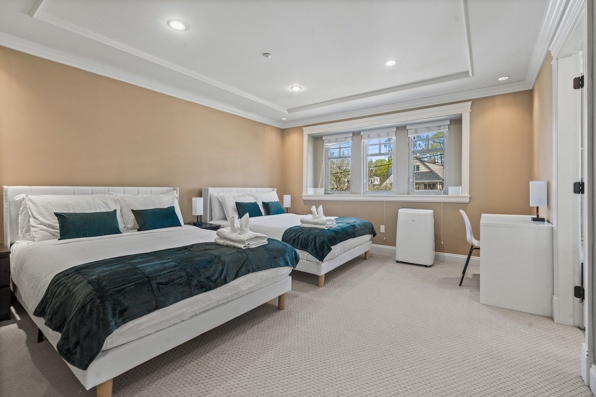 Luxurious Spacious Retreat 11min to Downtown gallery image 4