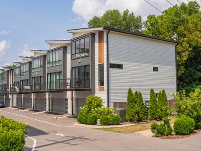 2 NEW homes! Sleeps 22! 5 minutes to Broadway & DT