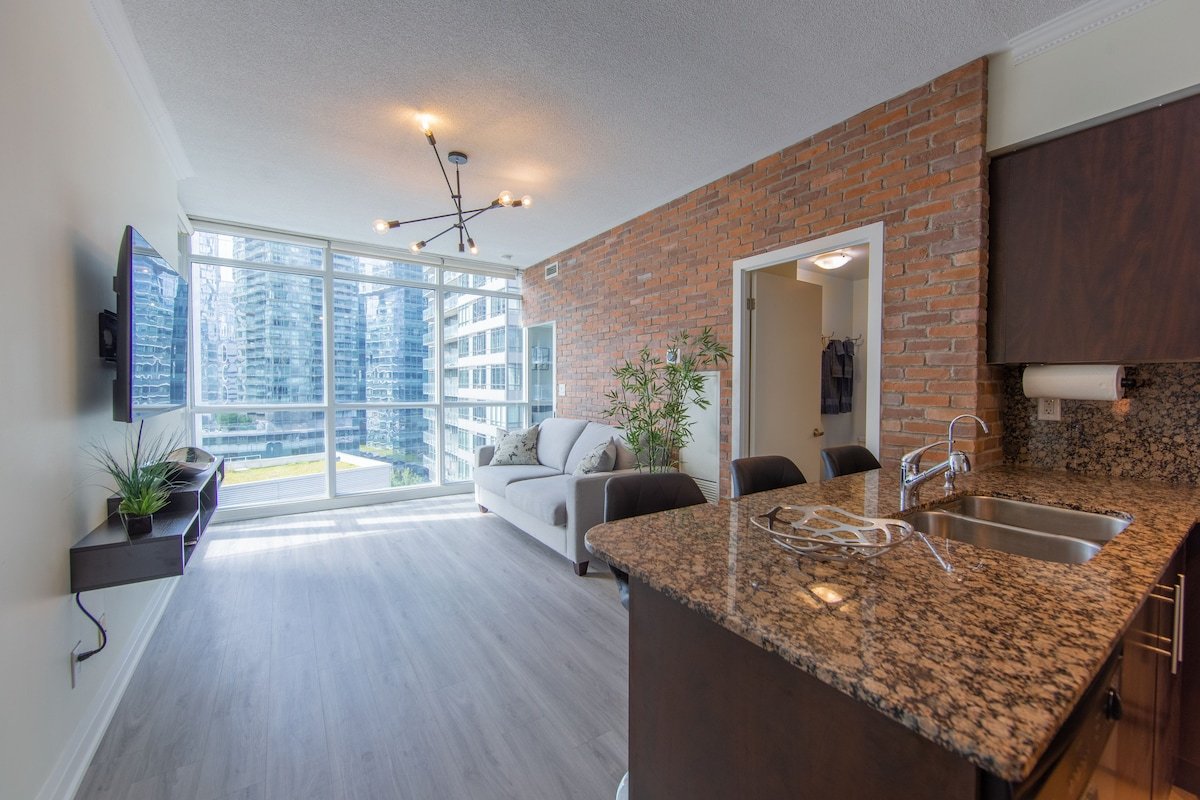 Stylish 3BR + Parking, CN Tower, Scotiabank Arena gallery image 2