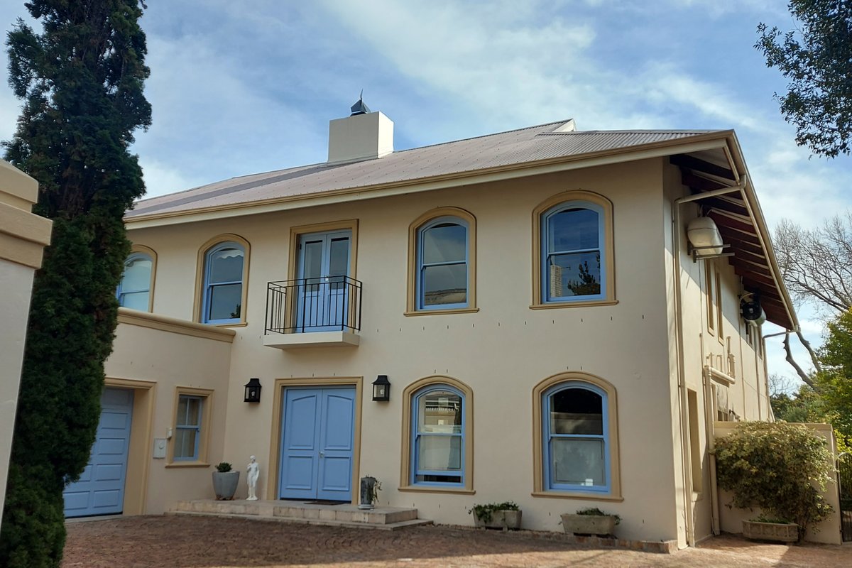 5 bedroom House & Shared Pool