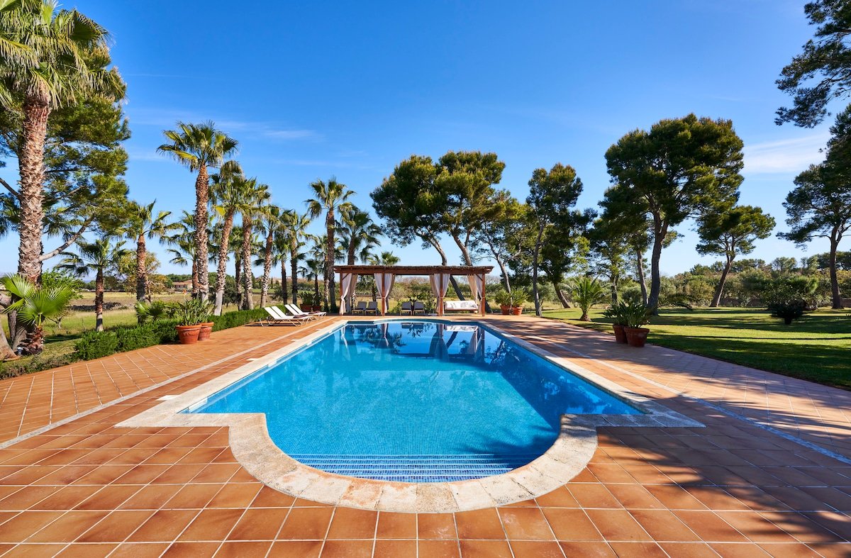 Beautiful private villa for up to 12 people gallery image 2