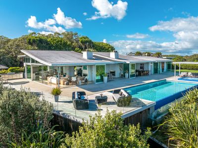 Korora Estate with Infinity Pool in Oneroa