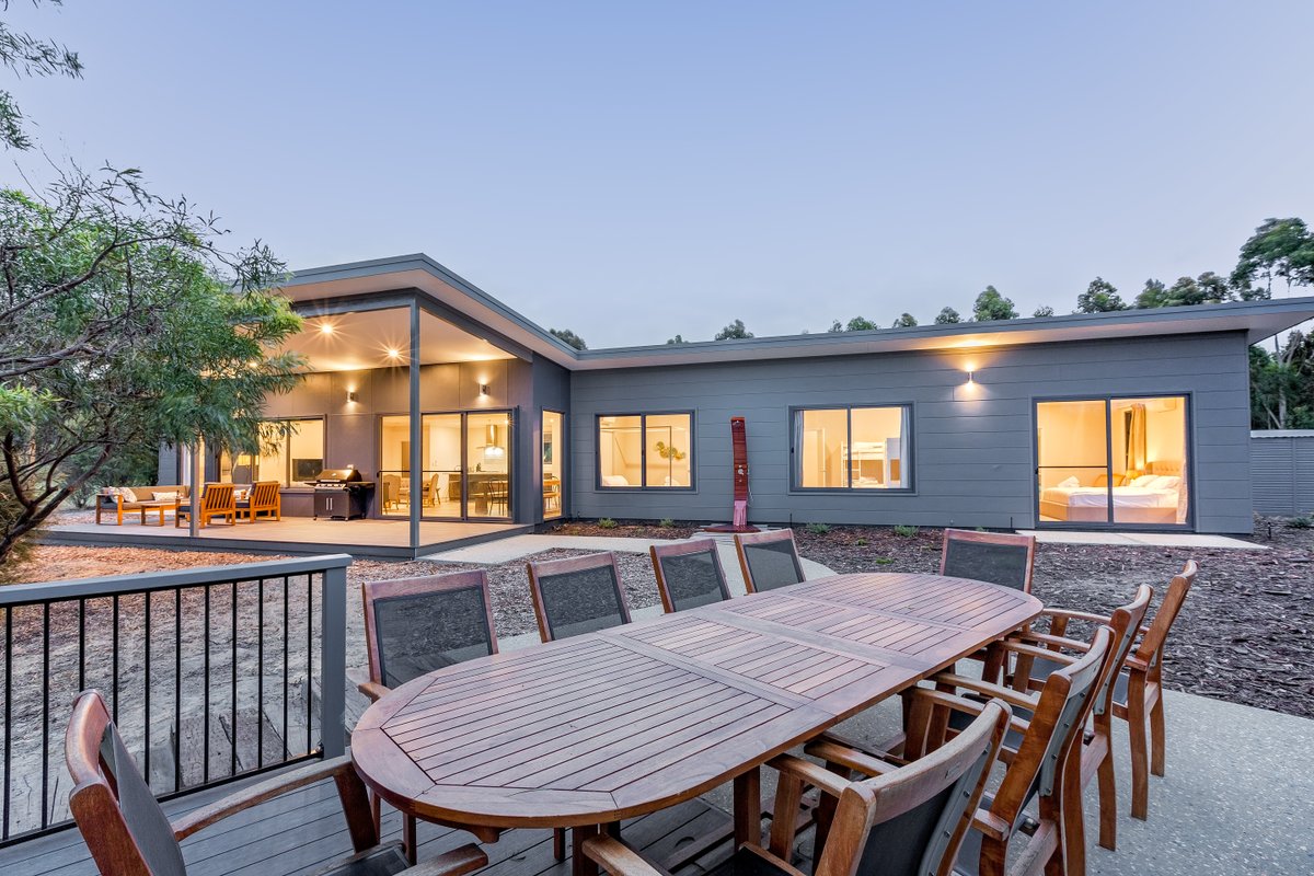 Bonnie: Lakeside Relaxation surrounded by Wineries