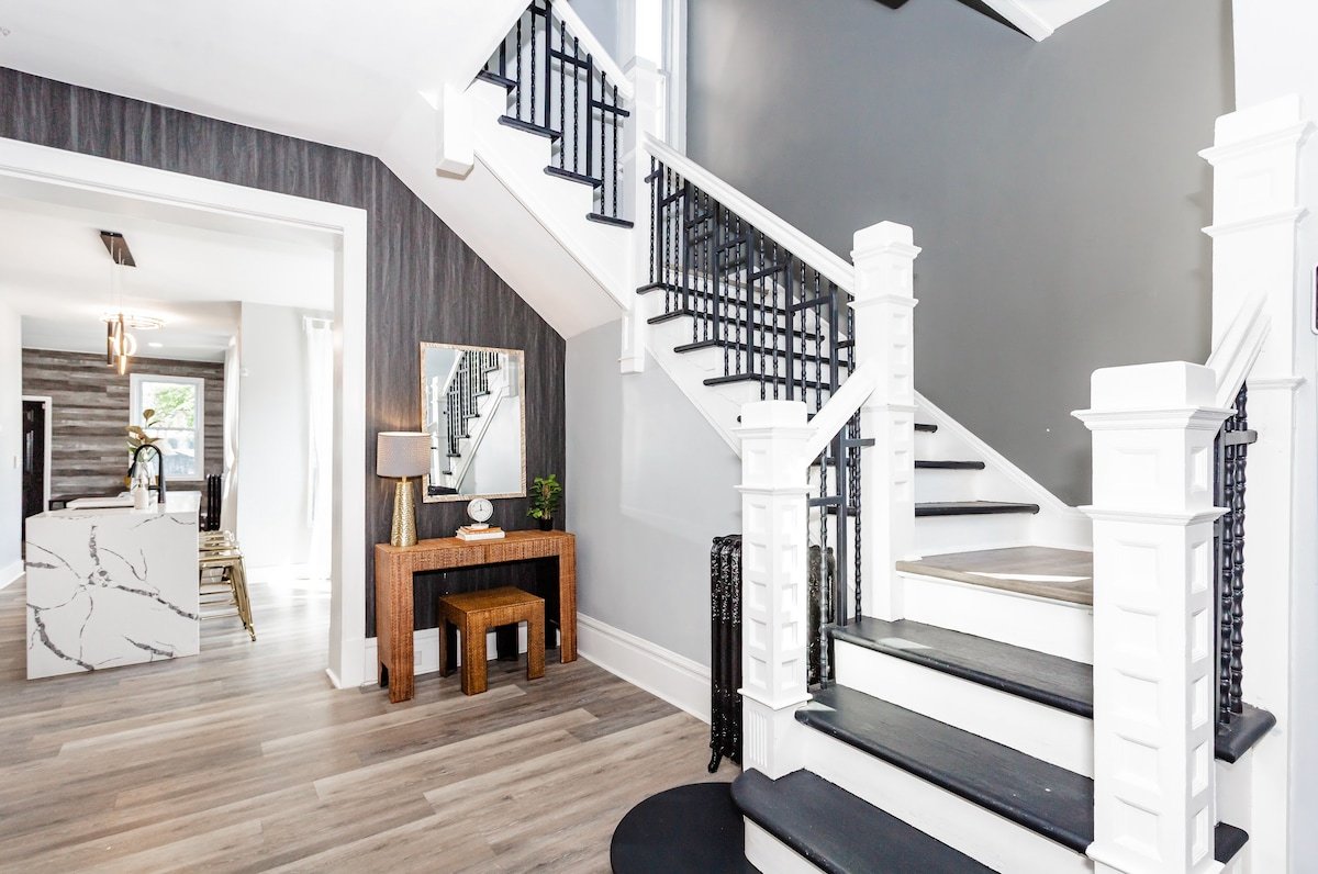 Villa Noir Chicago Victorian 7 min to downtown gallery image 3