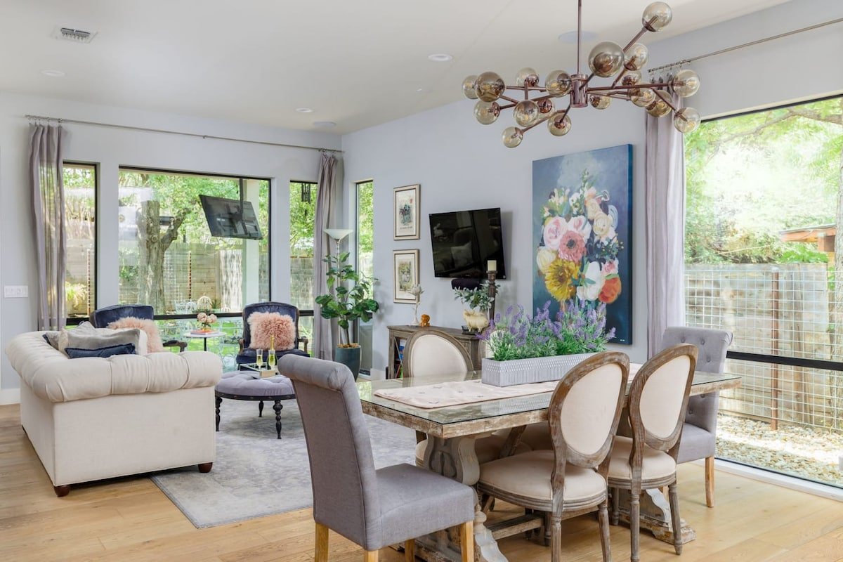 Free Parking, 3br Home, Piano – The Watson gallery image 2