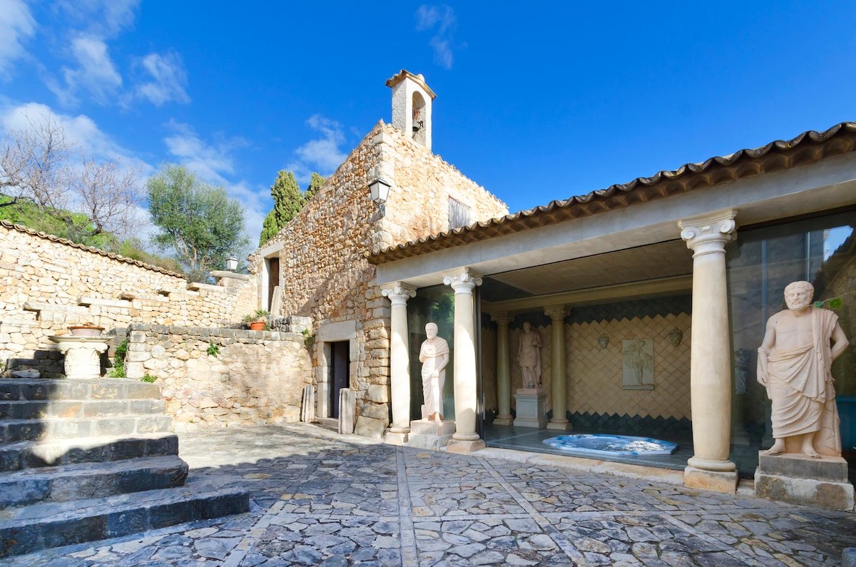 Historic House with Pool, Sauna and Jacuzzi gallery image 2