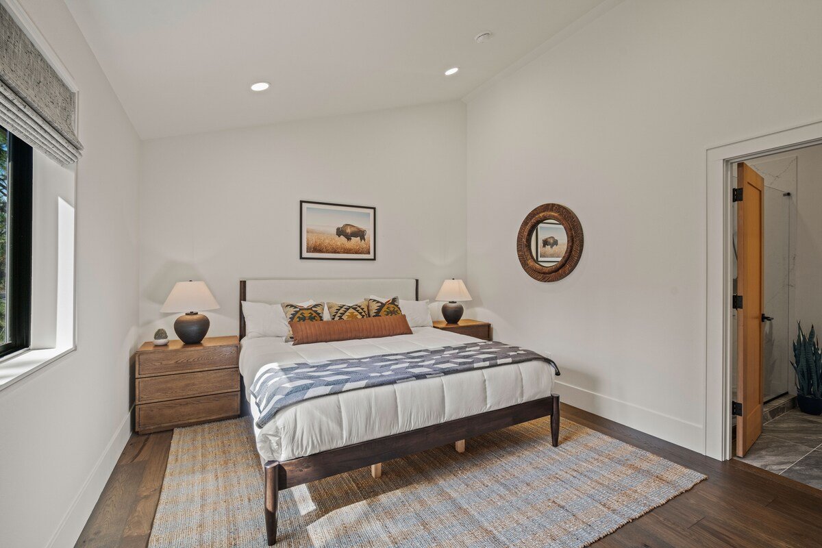 Modern Sunriver Escape | Hot Tub, Deck & Ping Pong gallery image 3