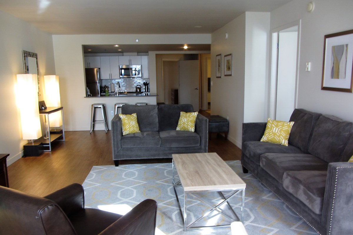 Harbor Steps 16th fl Huge Unit ~ Great Water Views gallery image 4