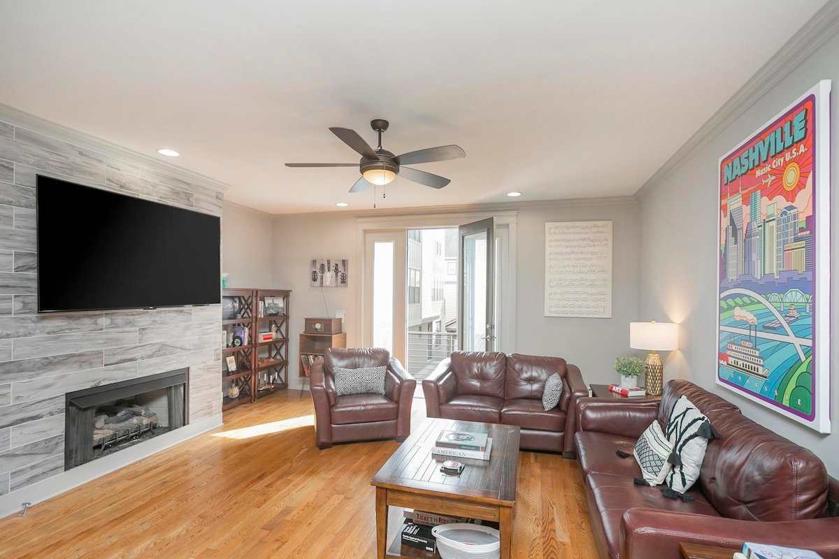 Spacious Townhouse Roof Deck/Views Near Music Row gallery image 5