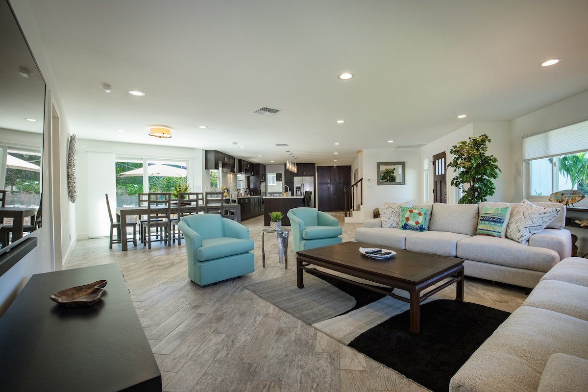 Large Private Home-Gorgeous Remodel-Well Equipped gallery image 2