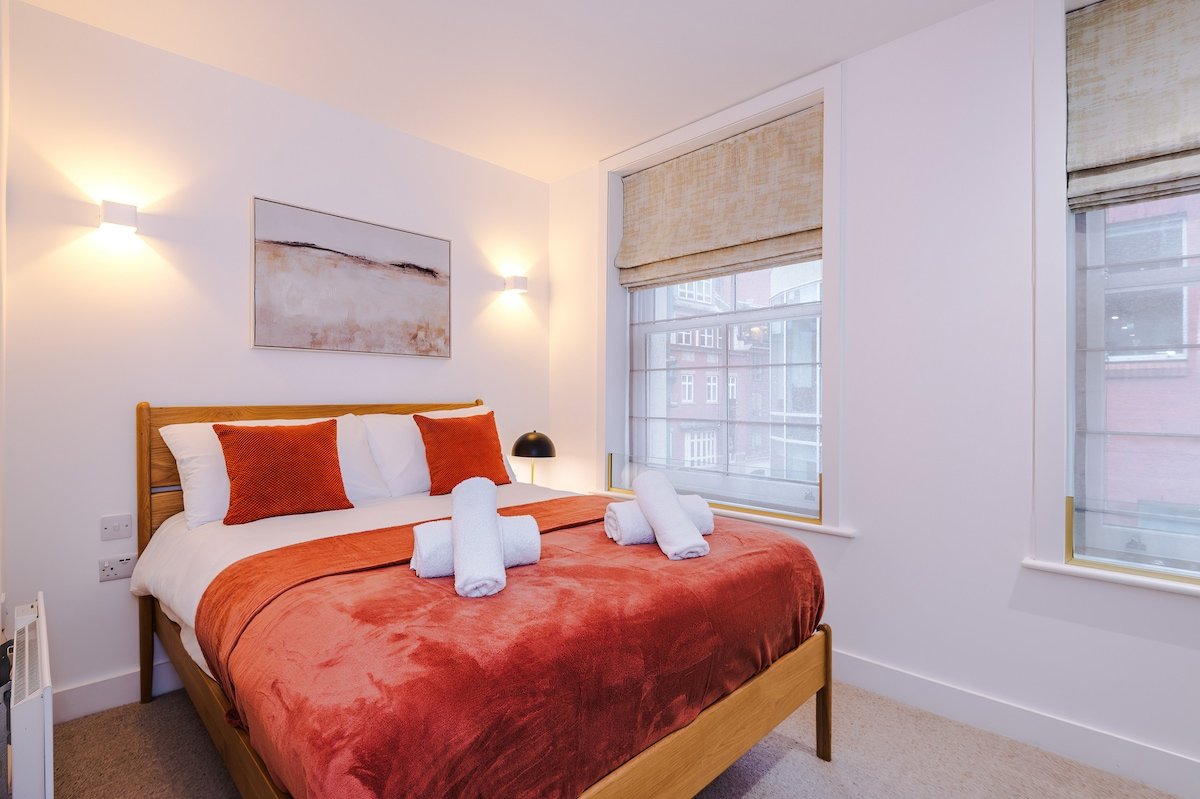 Luxurious House – 3 bedrooms & Free Parking gallery image 5