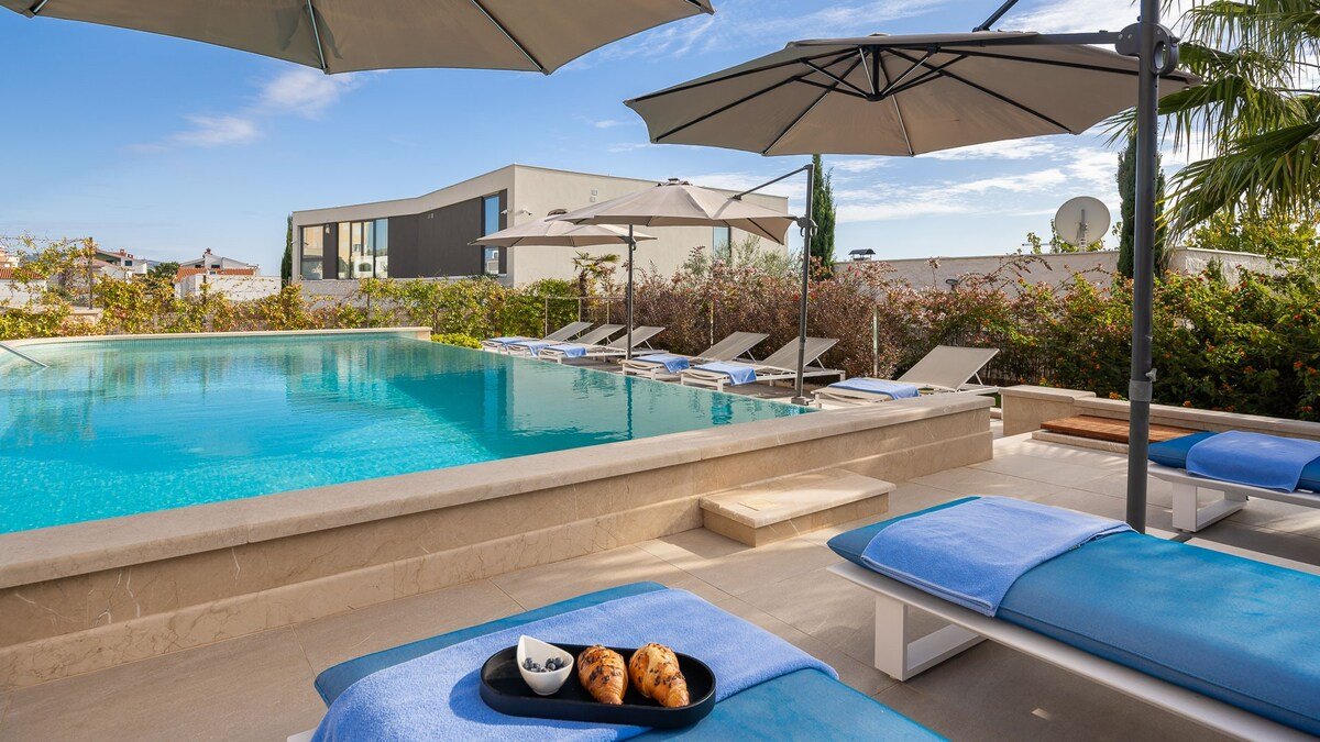 Luxury Beachfront Villa Castello Rogoznica – Pool gallery image 4