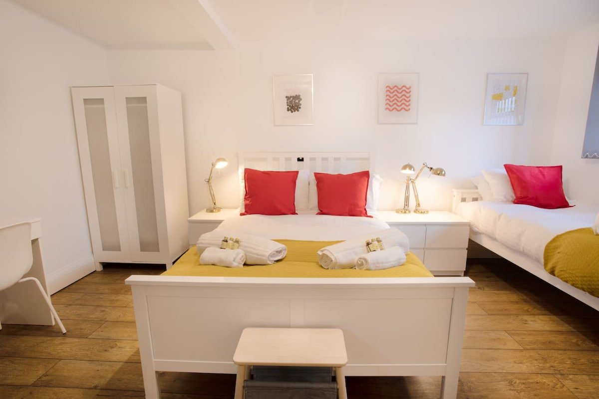 2BR | smart TV | self check-in | coffee machine gallery image 5