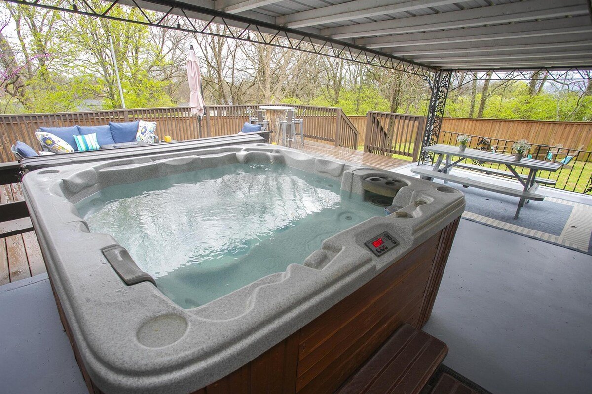 Game Area Haven with Hot Tub! gallery image 5
