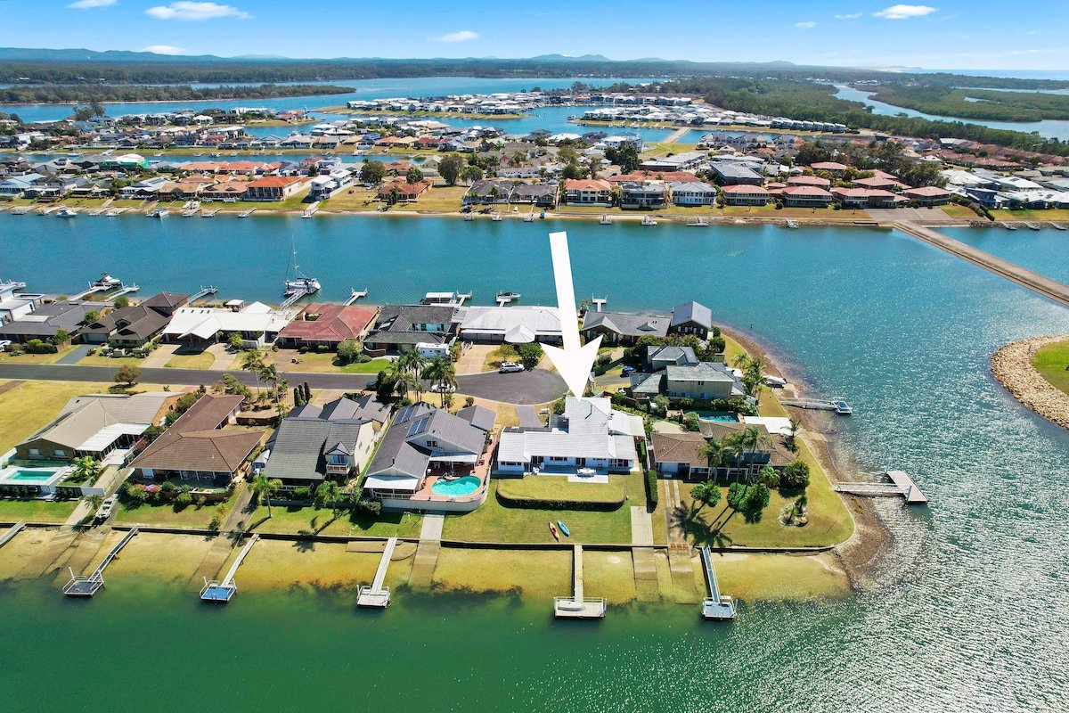 Deja Bleu – great family home with jetty gallery image 3