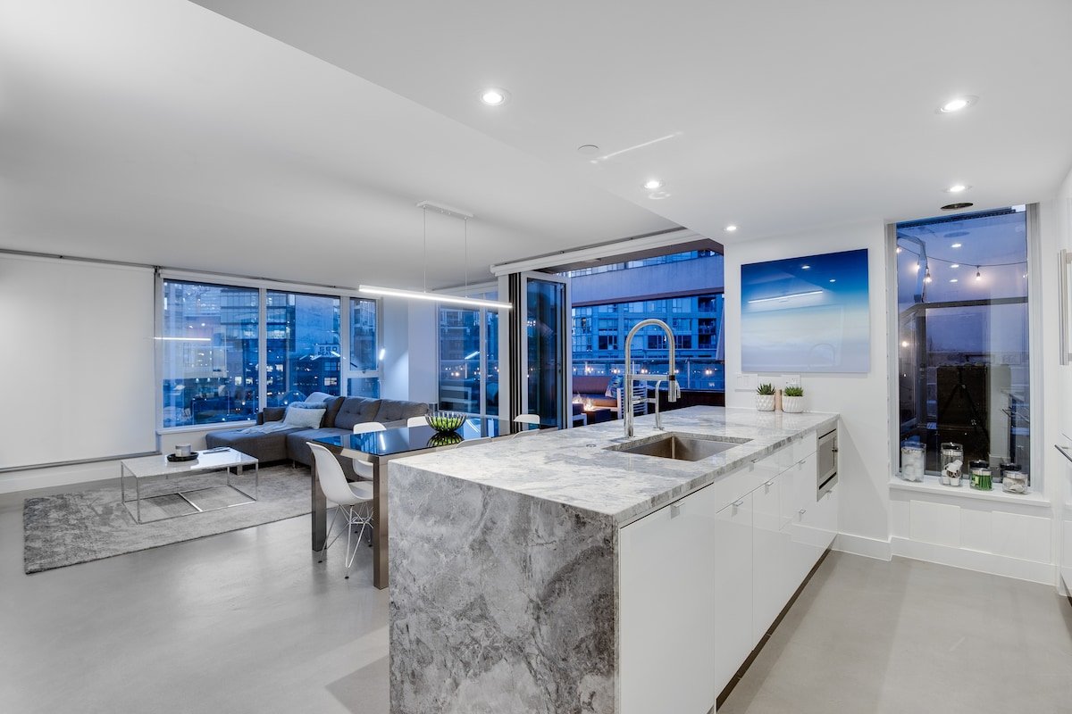 One-of-a-kind Luxury Penthouse w/ private hot-tub gallery image 2