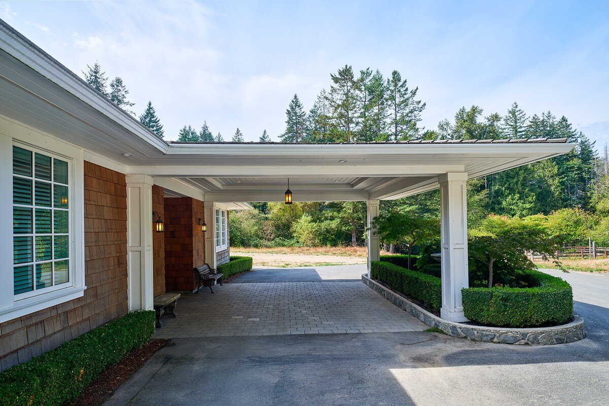 Beautiful Country home on a shared 4 acre parcel gallery image 4