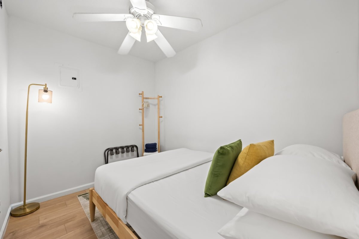 2BR In Times Square Near Restaurants gallery image 4