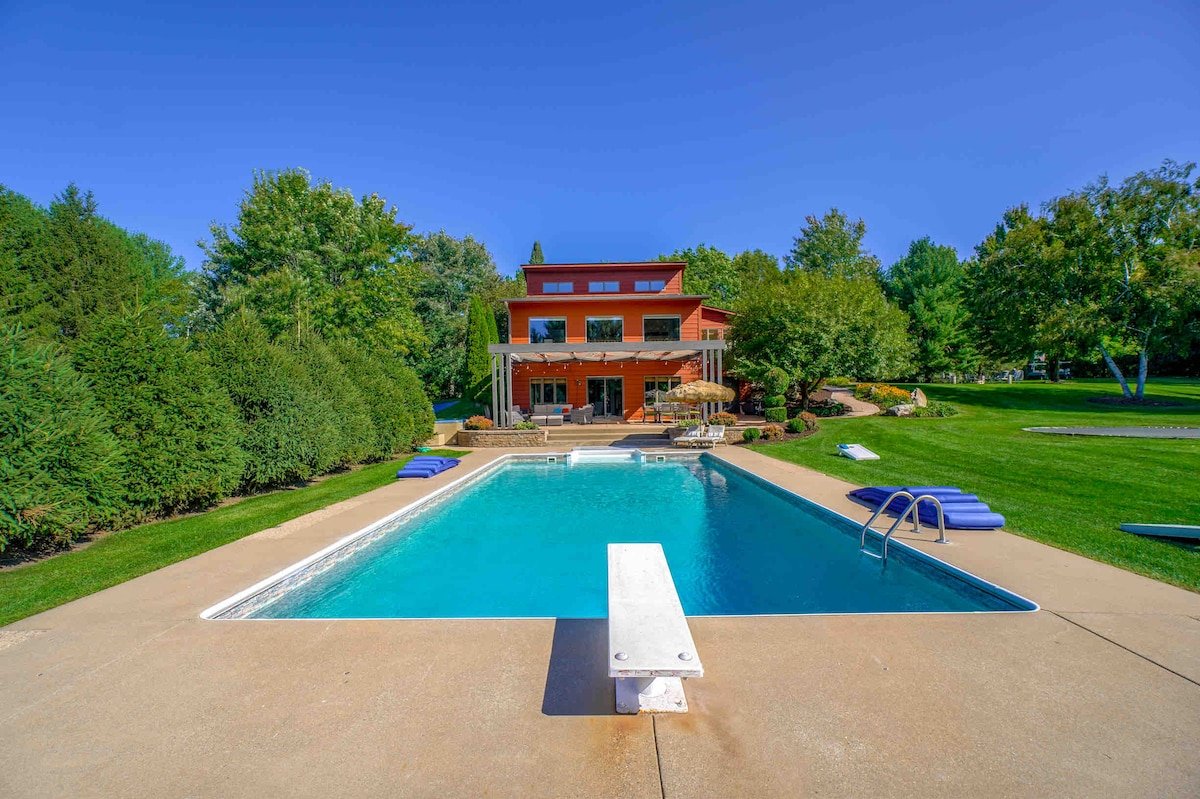 Resort LeMire Pool, hot tub and golf carts! gallery image 3