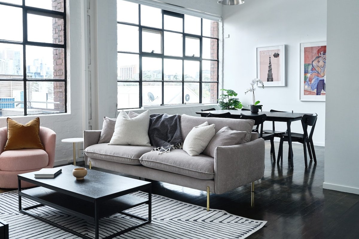 Chic Urban Loft: Light filled in prime location gallery image 2