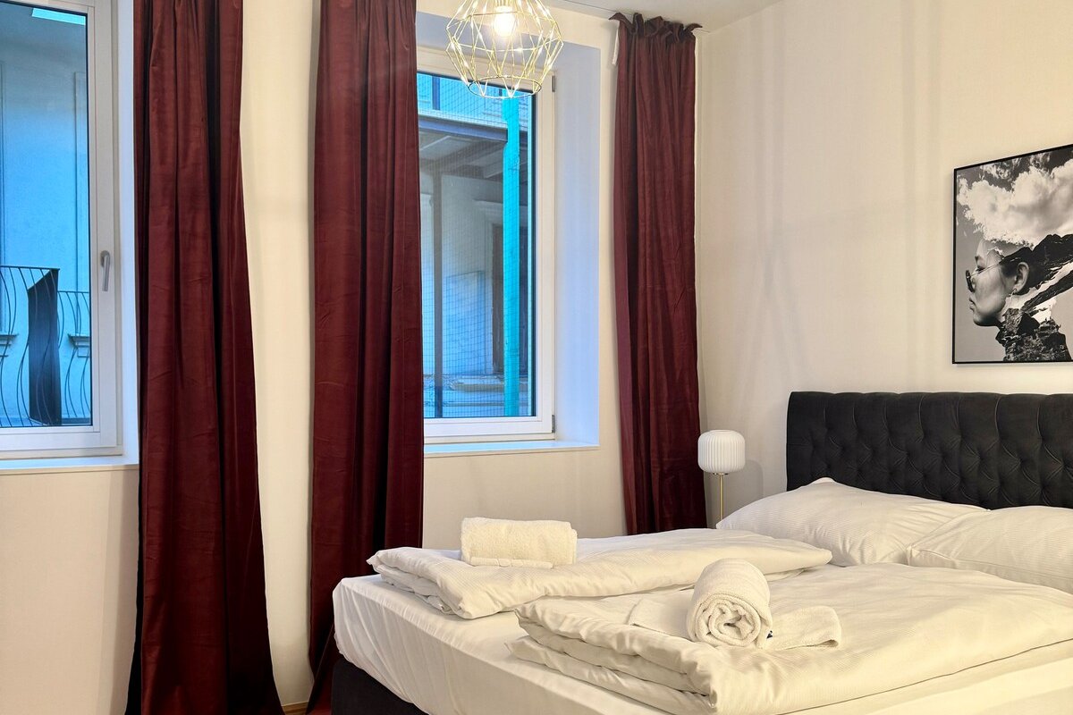 Elegant Escape: 3 BRs, Near Museums & Parliament gallery image 5